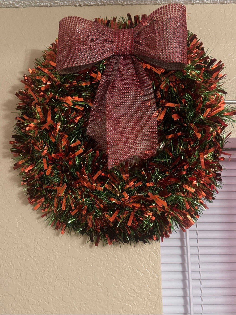 Tit:

🎄 Christmas Holiday Wreath Red & Green Tinsel with Sparkle Bow
